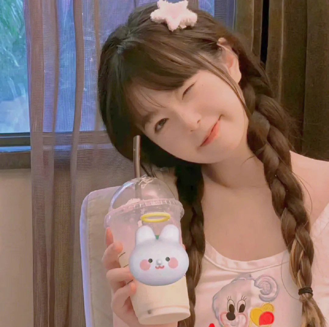 踉跄的女孩